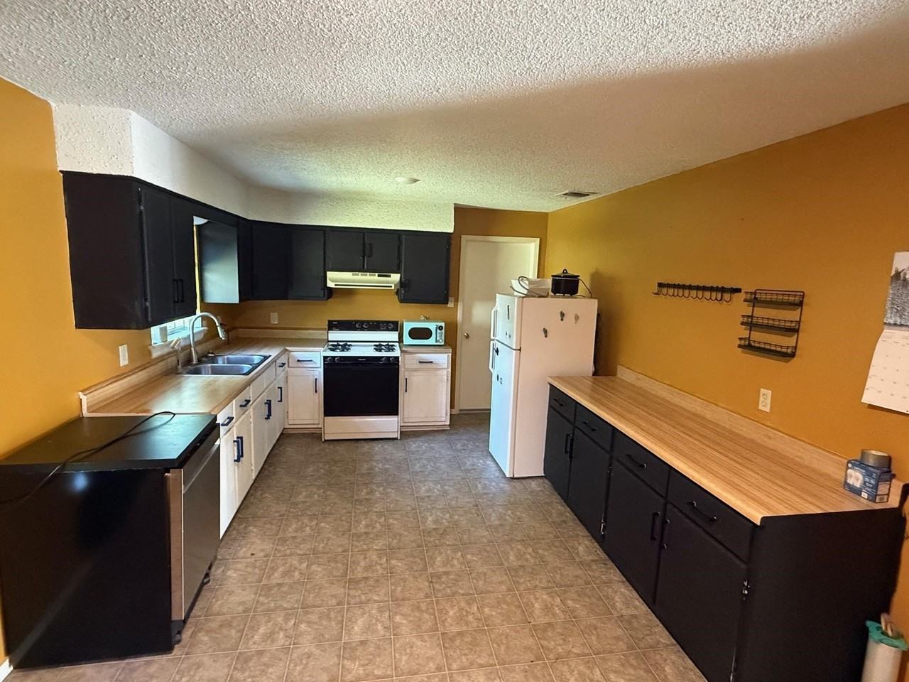 3420 Bronco St - Photo 5 of 11