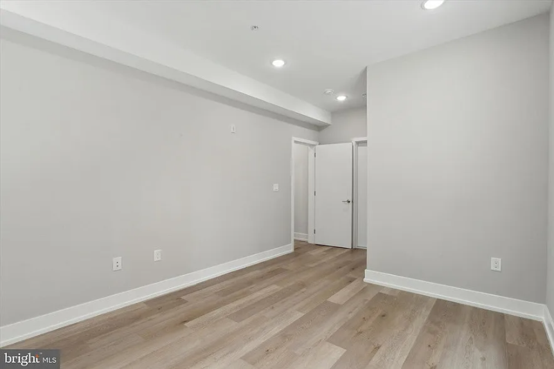 401 E Walnut Ln #101 - Photo 3 of 6