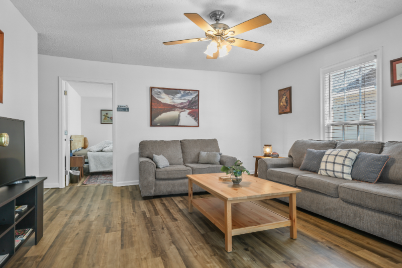 818 Avenue B Ne - Photo 2 of 15