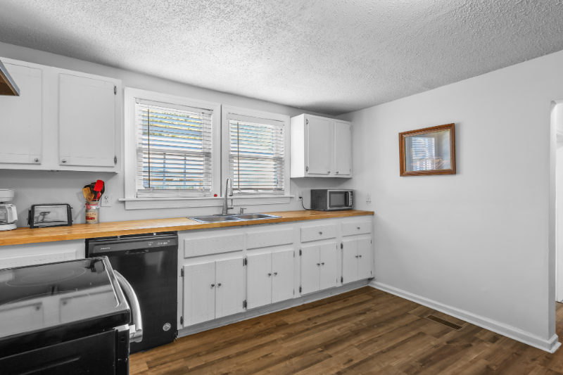 818 Avenue B Ne - Photo 4 of 15