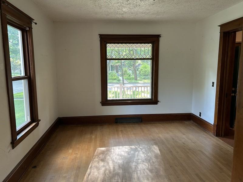 624 5th St S - Photo 3 of 8