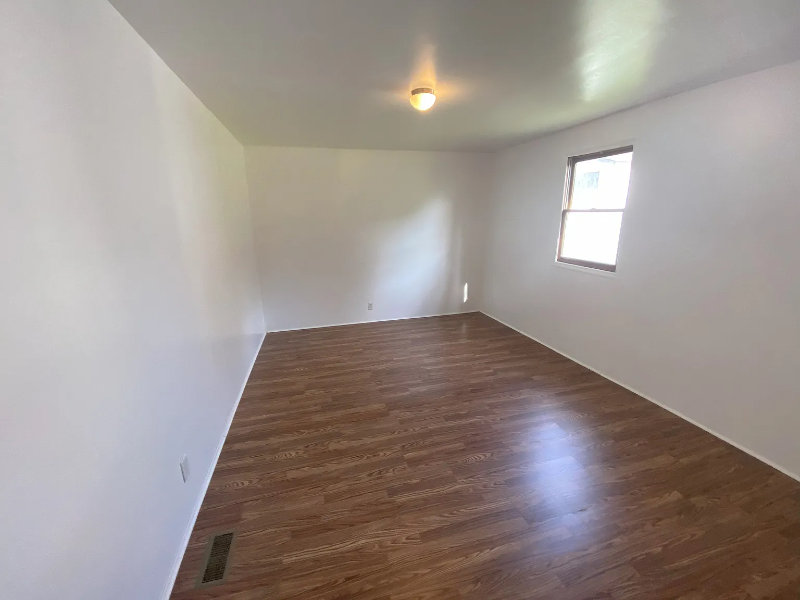 109 E I St - Photo 7 of 15