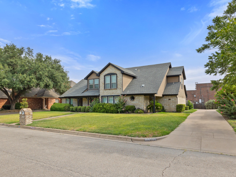 6504 Lago Vista Dr - Photo 2 of 24