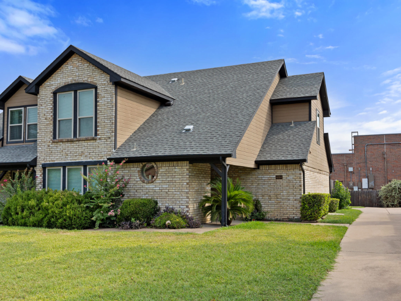 6504 Lago Vista Dr - Photo 3 of 24