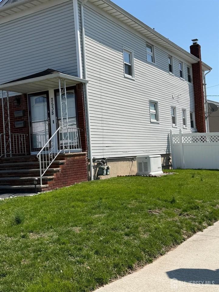 2538 Spruce St - Photo 4 of 29