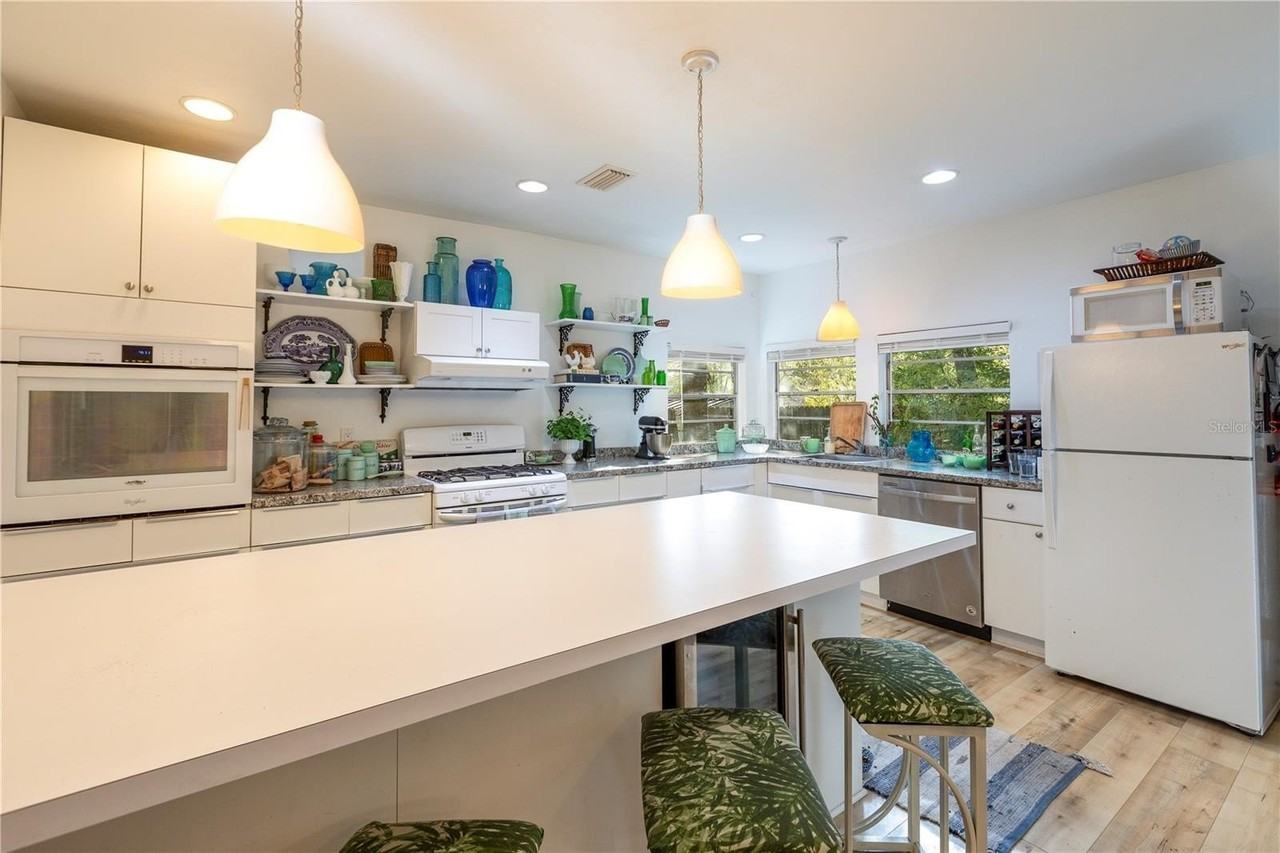 310 Nw 8th St - Photo 2 of 24