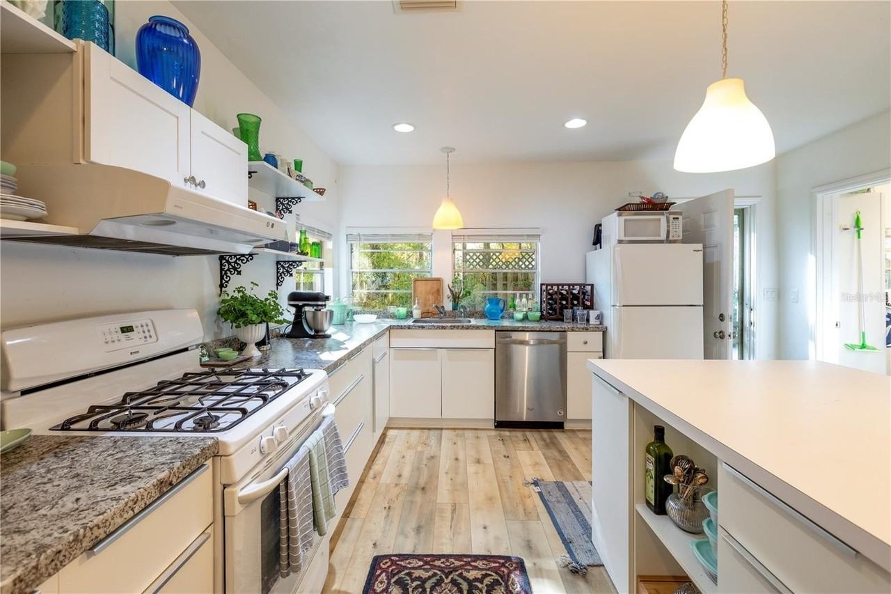 310 Nw 8th St - Photo 3 of 24