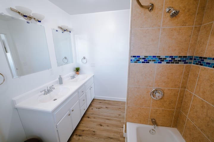 5648 Berkshire Dr #C - Photo 6 of 8