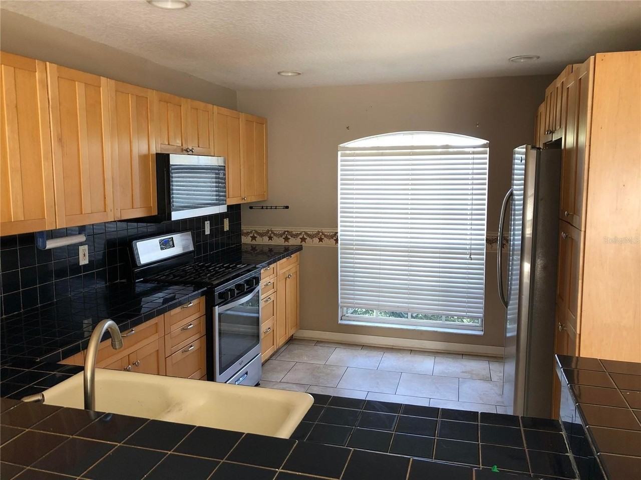 616 E 1st St - Photo 3 of 16