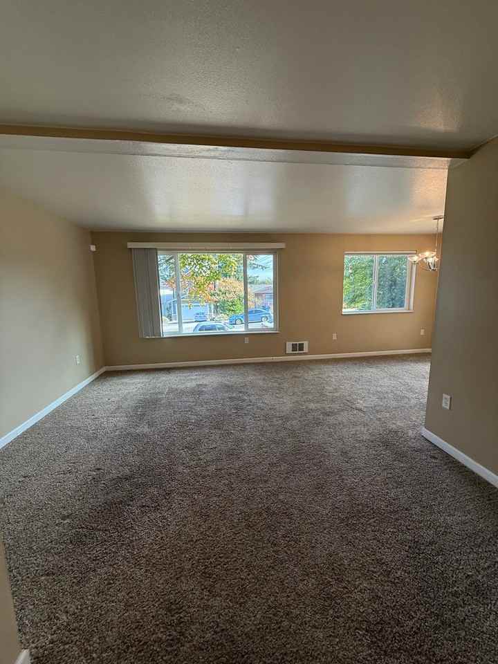 712 Avenue B #D - Photo 3 of 10