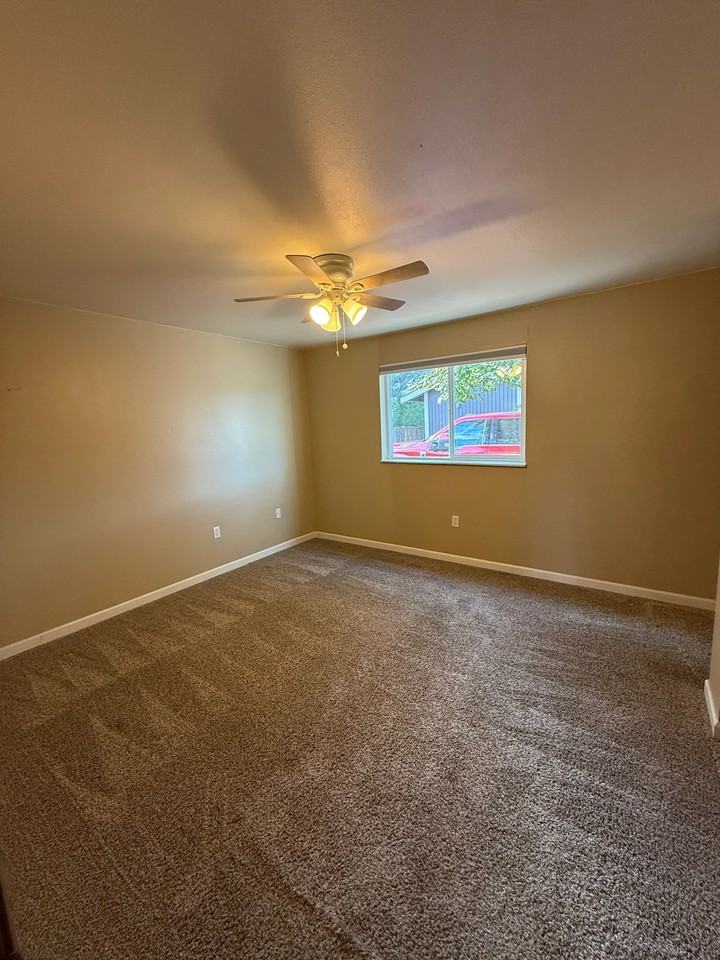 712 Avenue B #D - Photo 5 of 10