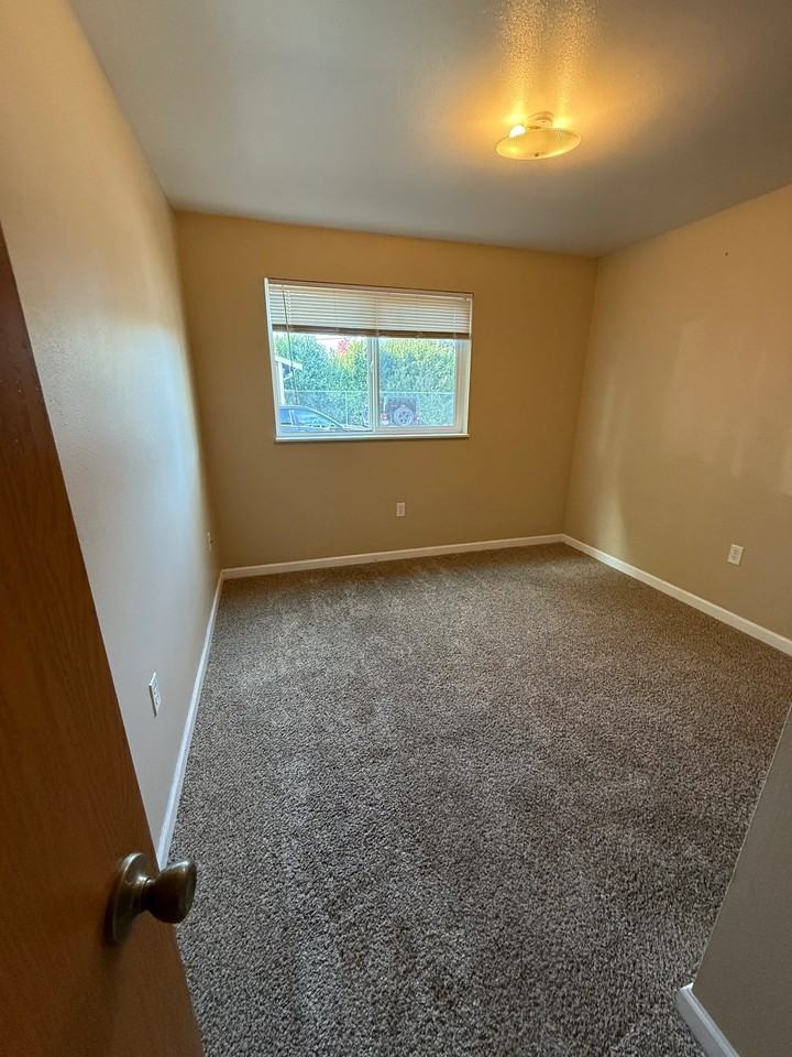 712 Avenue B #D - Photo 6 of 10