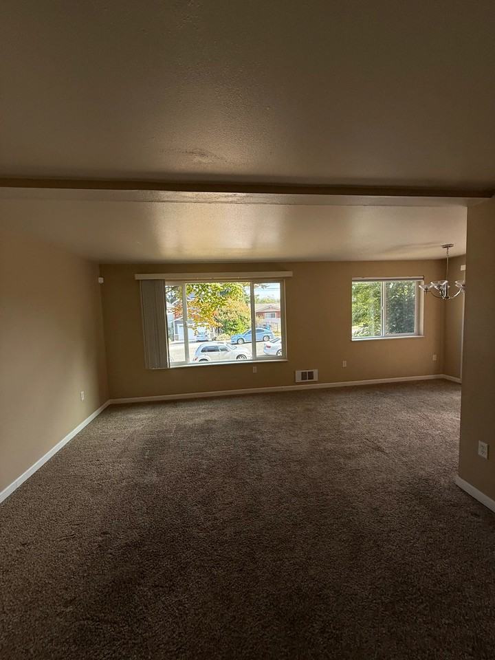 712 Avenue B #D - Photo 7 of 10