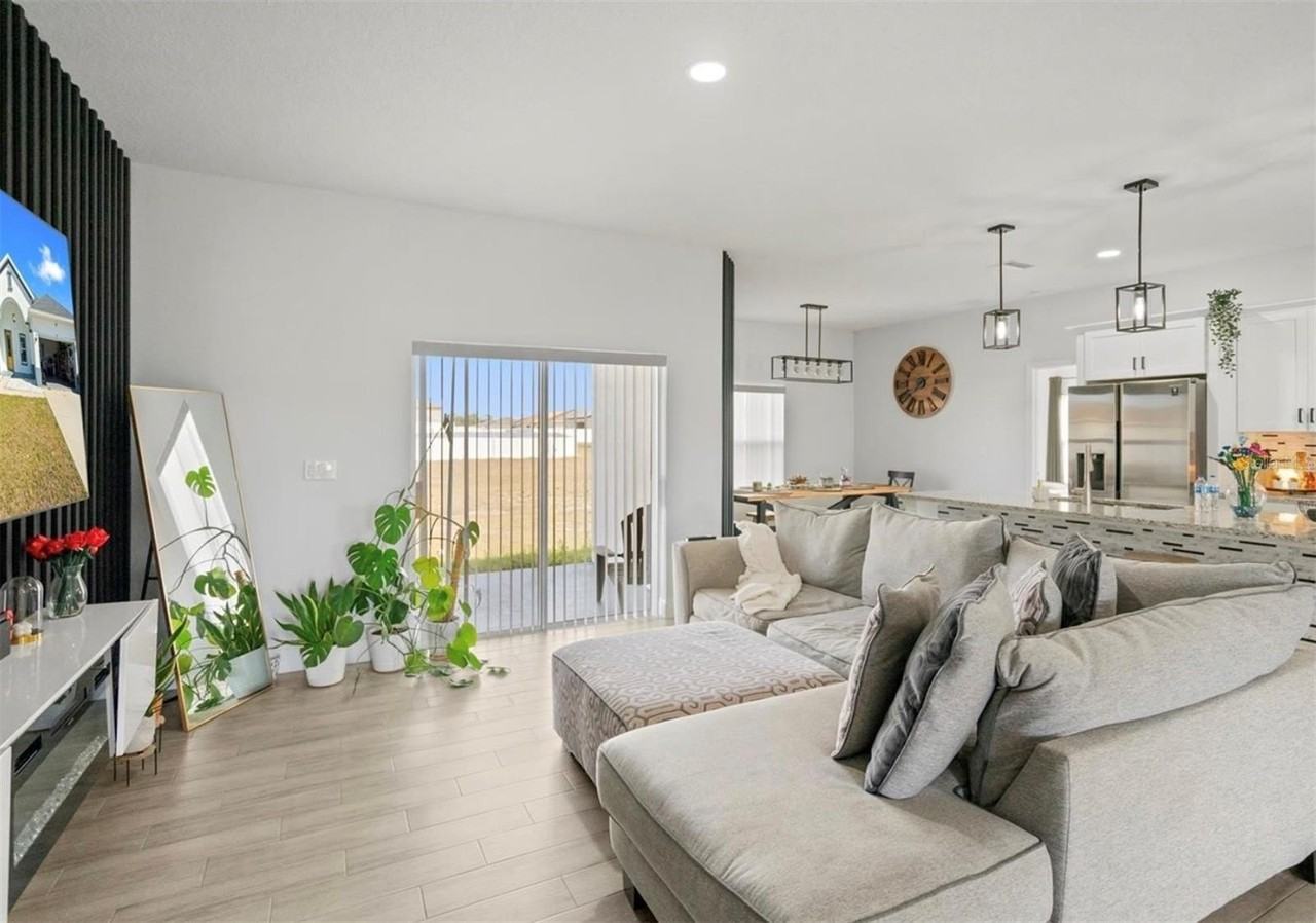 817 Desmoines Pl - Photo 2 of 18