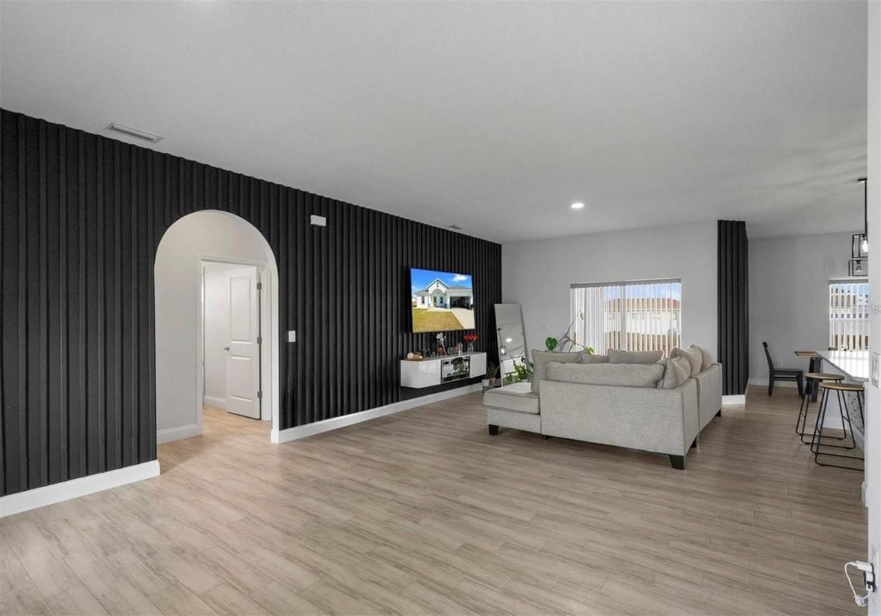 817 Desmoines Pl - Photo 3 of 18