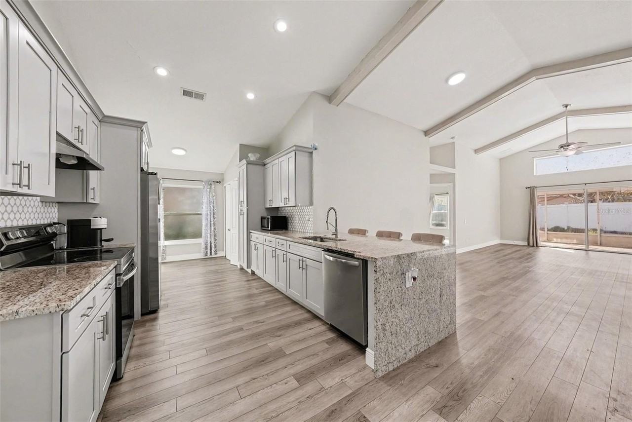 12524 Midpointe Dr - Photo 5 of 23