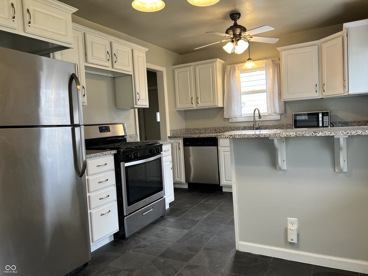 1328 Wallace Ave - Photo 6 of 28