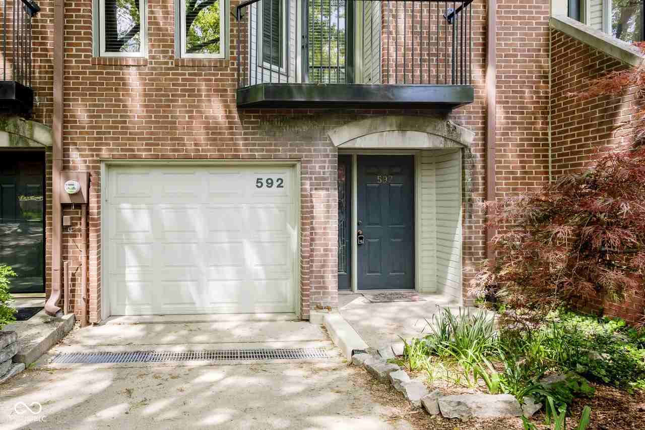 592 E Vermont St - Photo 3 of 50