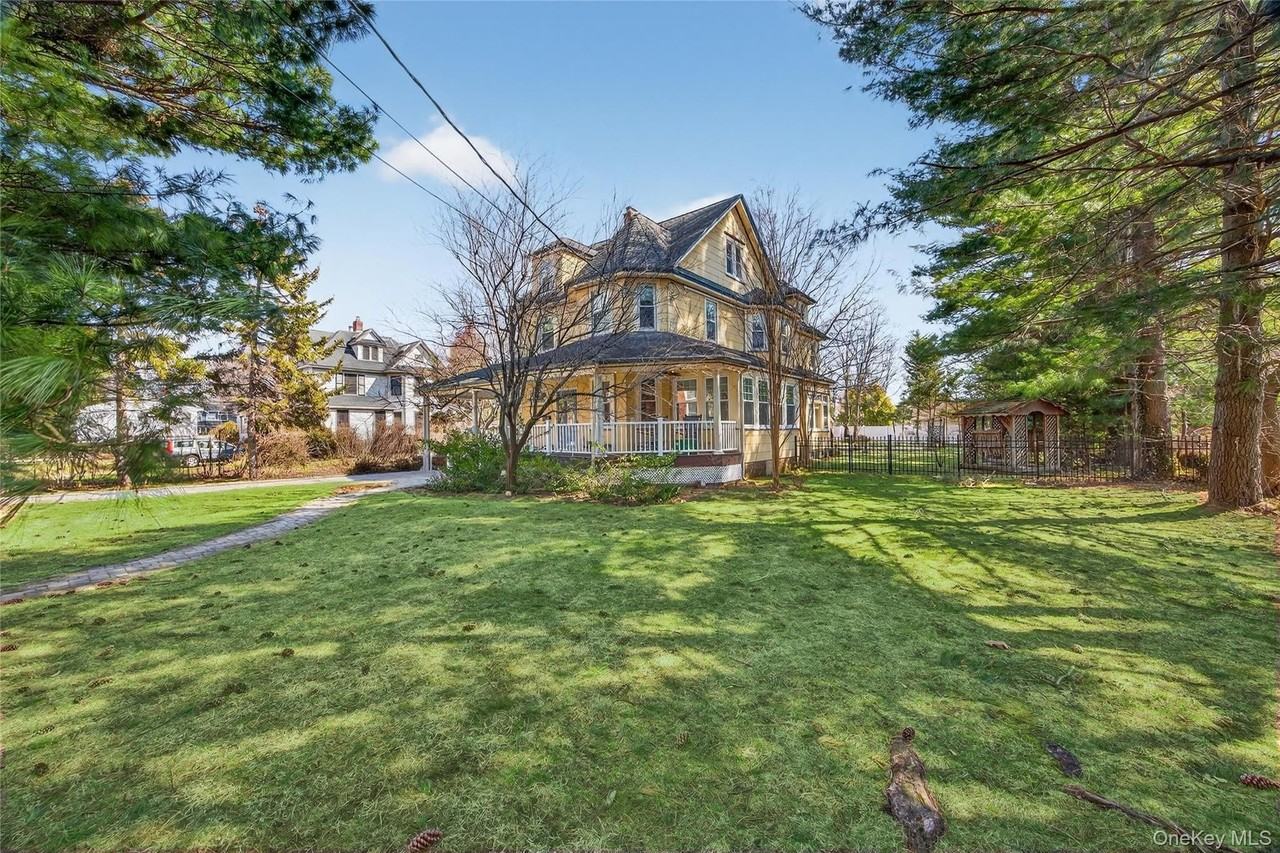 121 Morris Ave - Photo 3 of 44