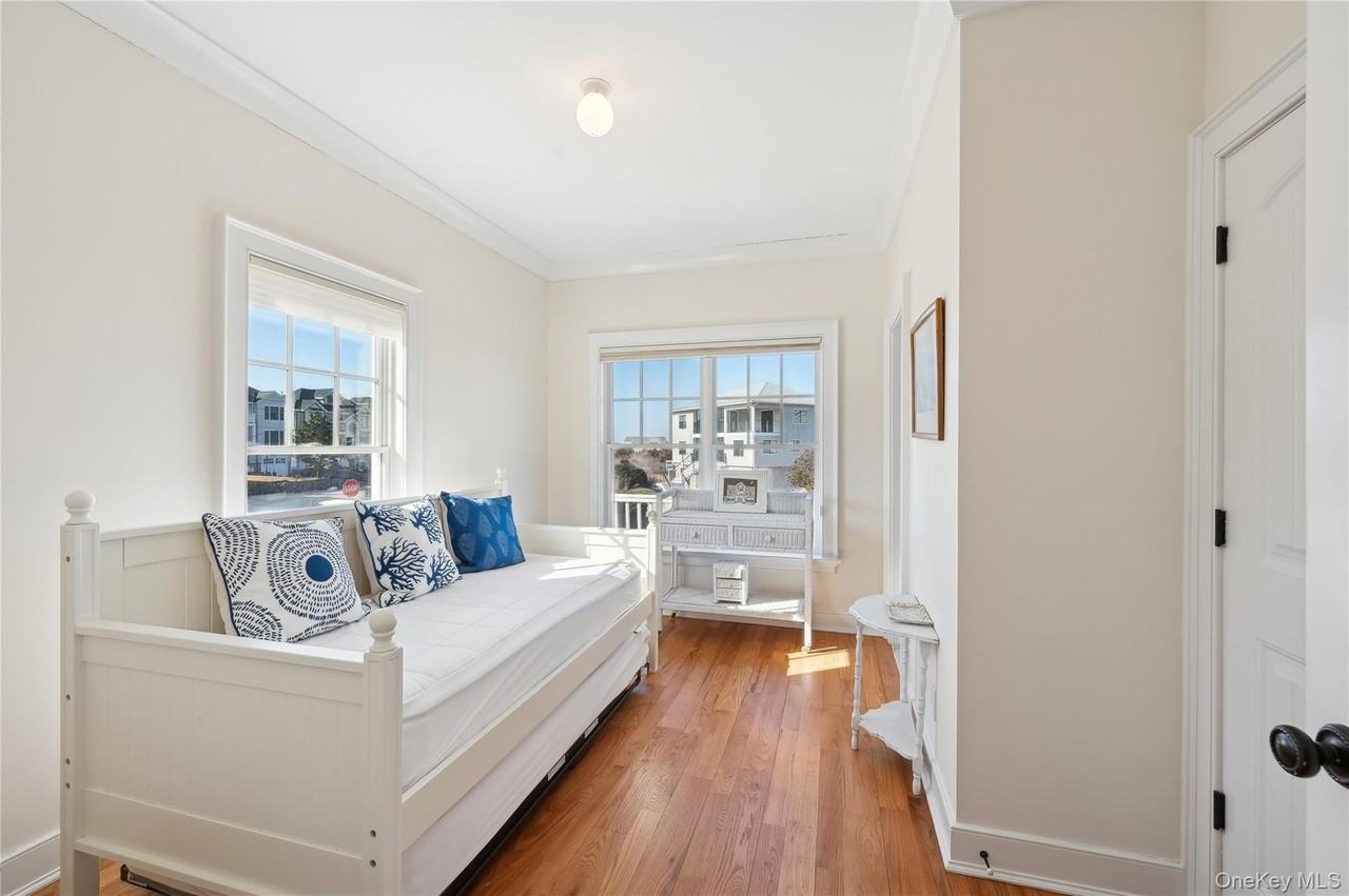 902 Dune Rd - Photo 4 of 30