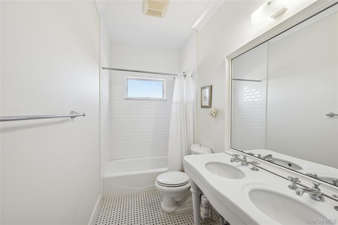 902 Dune Rd - Photo 7 of 30