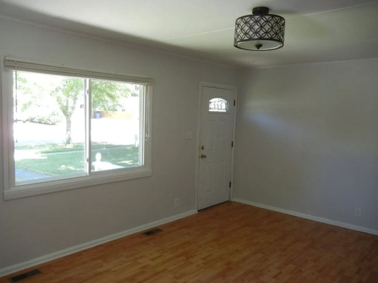 1206 E Saint Andrews Rd - Photo 2 of 8