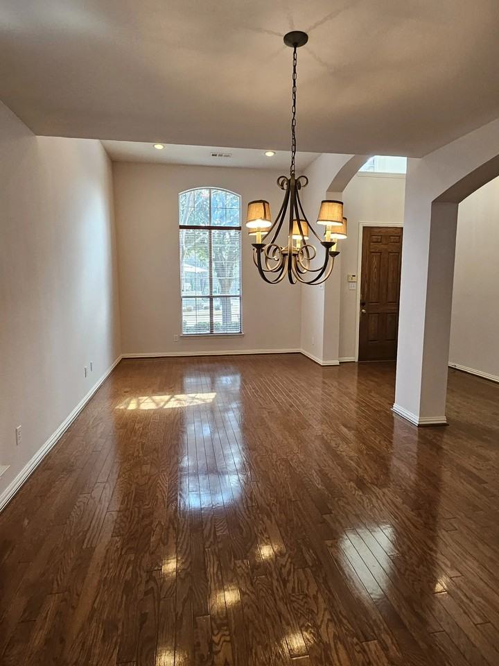 1221 Capital Dr - Photo 4 of 19