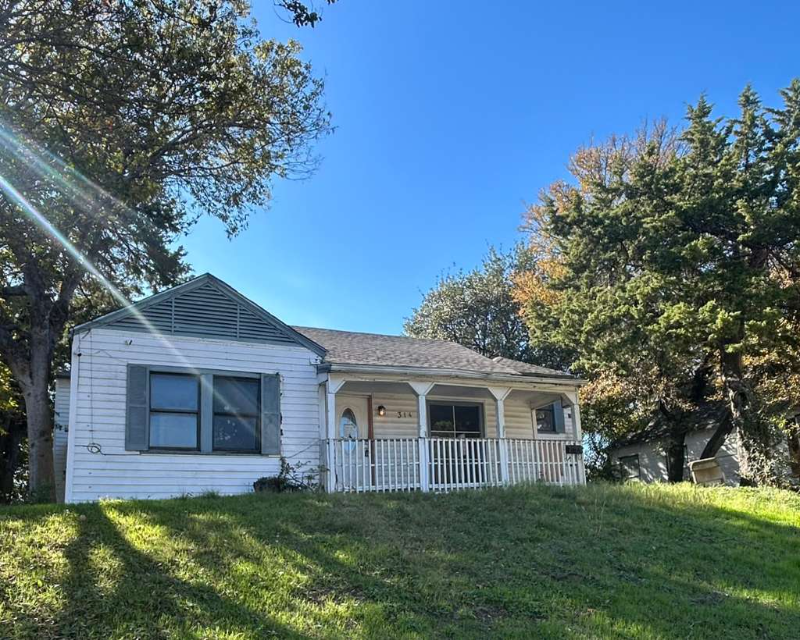 314 W Clarendon Dr - Photo 2 of 5