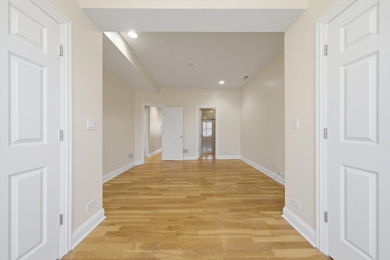 4742 N Sawyer Ave Apt 2 - Photo 2 of 46