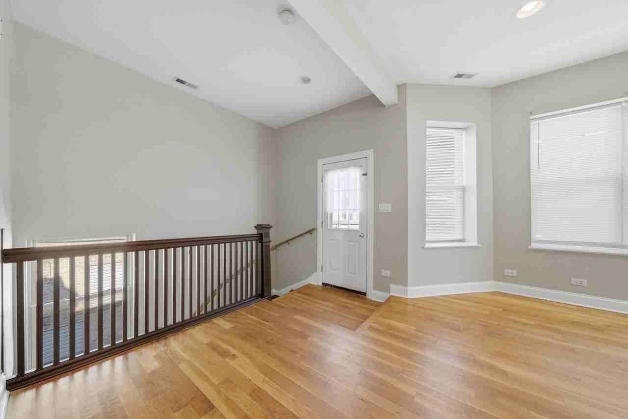 4742 N Sawyer Ave Apt 2 - Photo 3 of 46