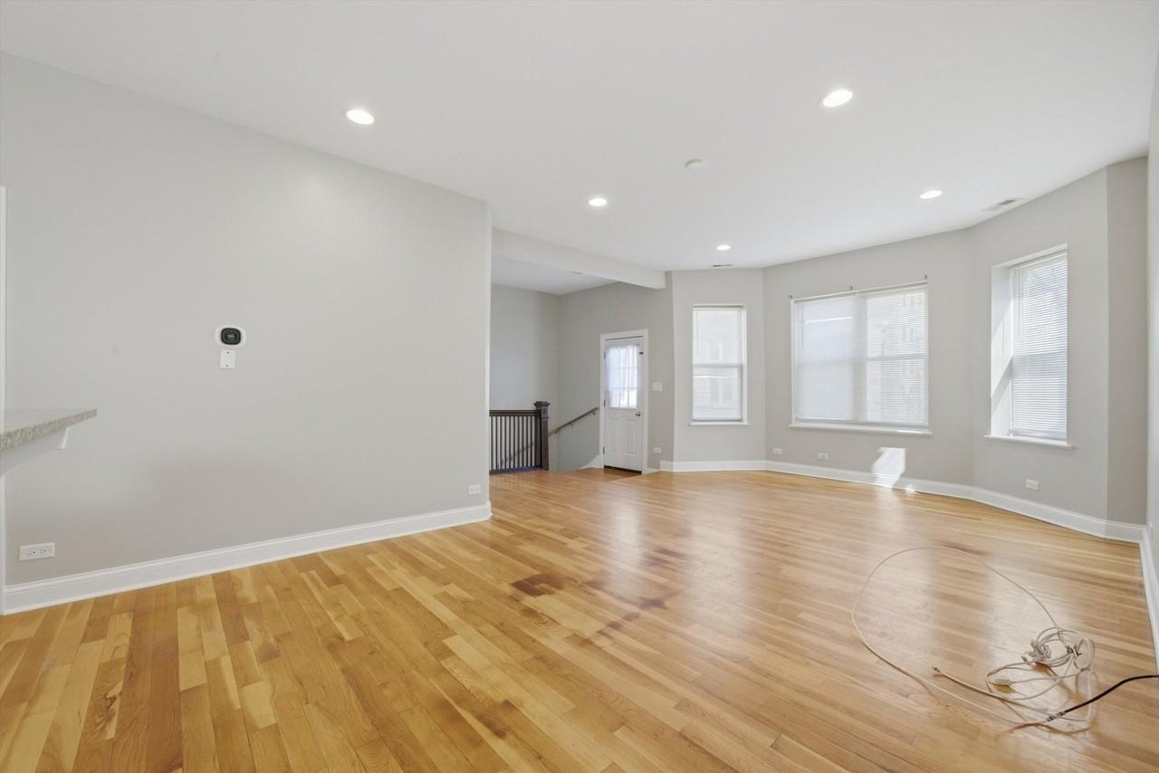 4742 N Sawyer Ave Apt 2 - Photo 4 of 46