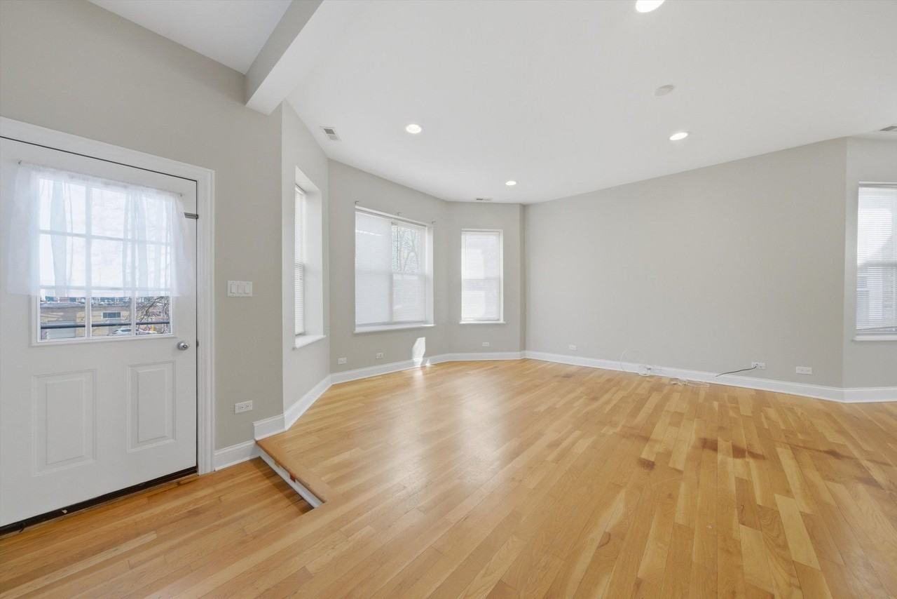 4742 N Sawyer Ave Apt 2 - Photo 5 of 46