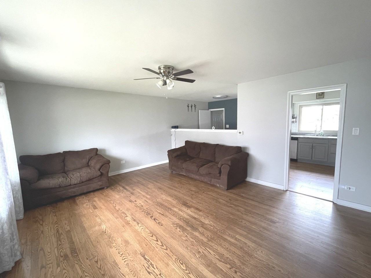 594 W Comstock Ave - Photo 2 of 11