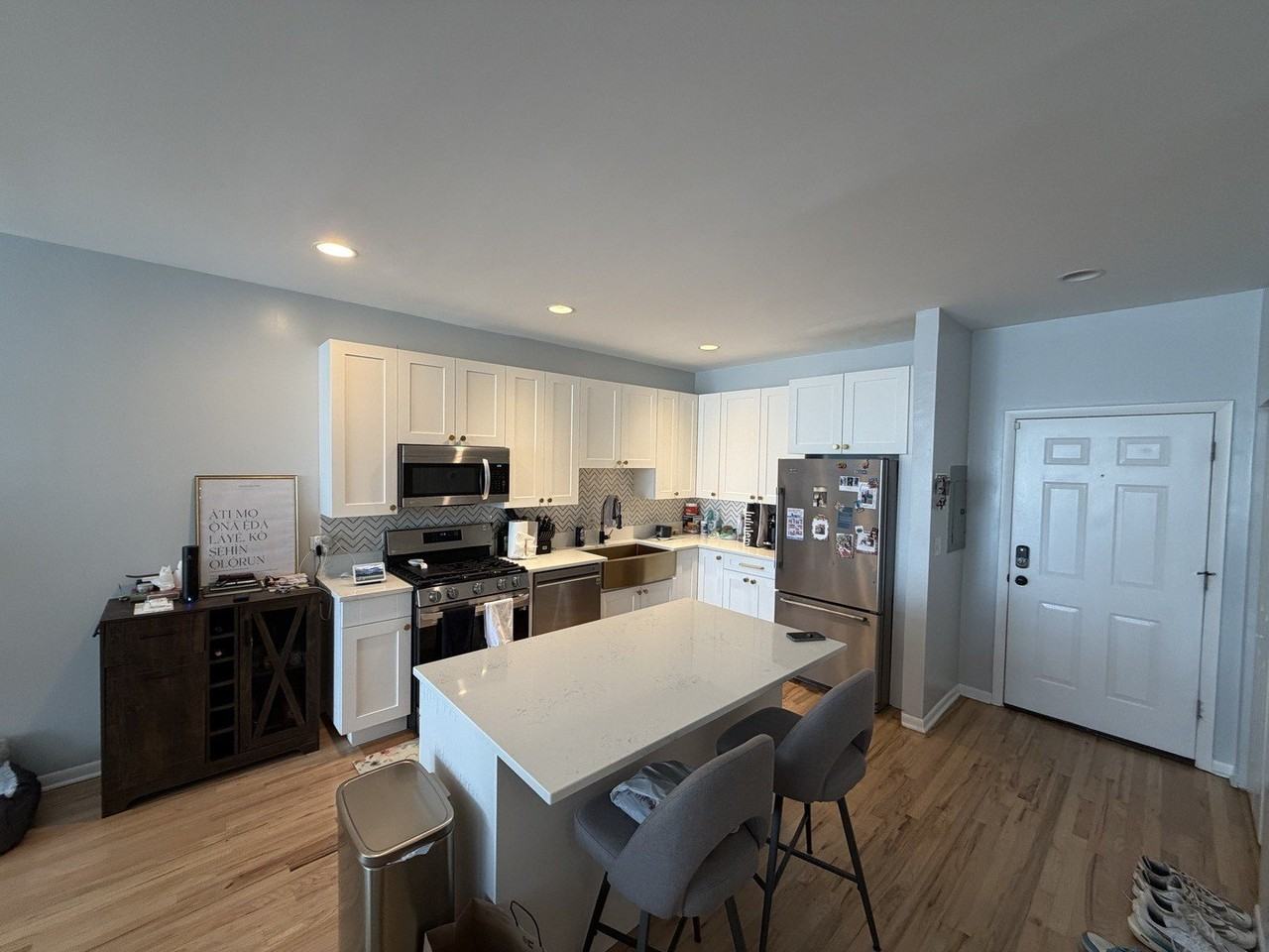 6135 N Broadway St Apt 305 - Photo 2 of 10