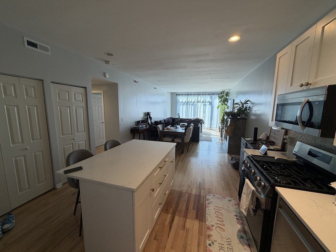 6135 N Broadway St Apt 305 - Photo 3 of 10