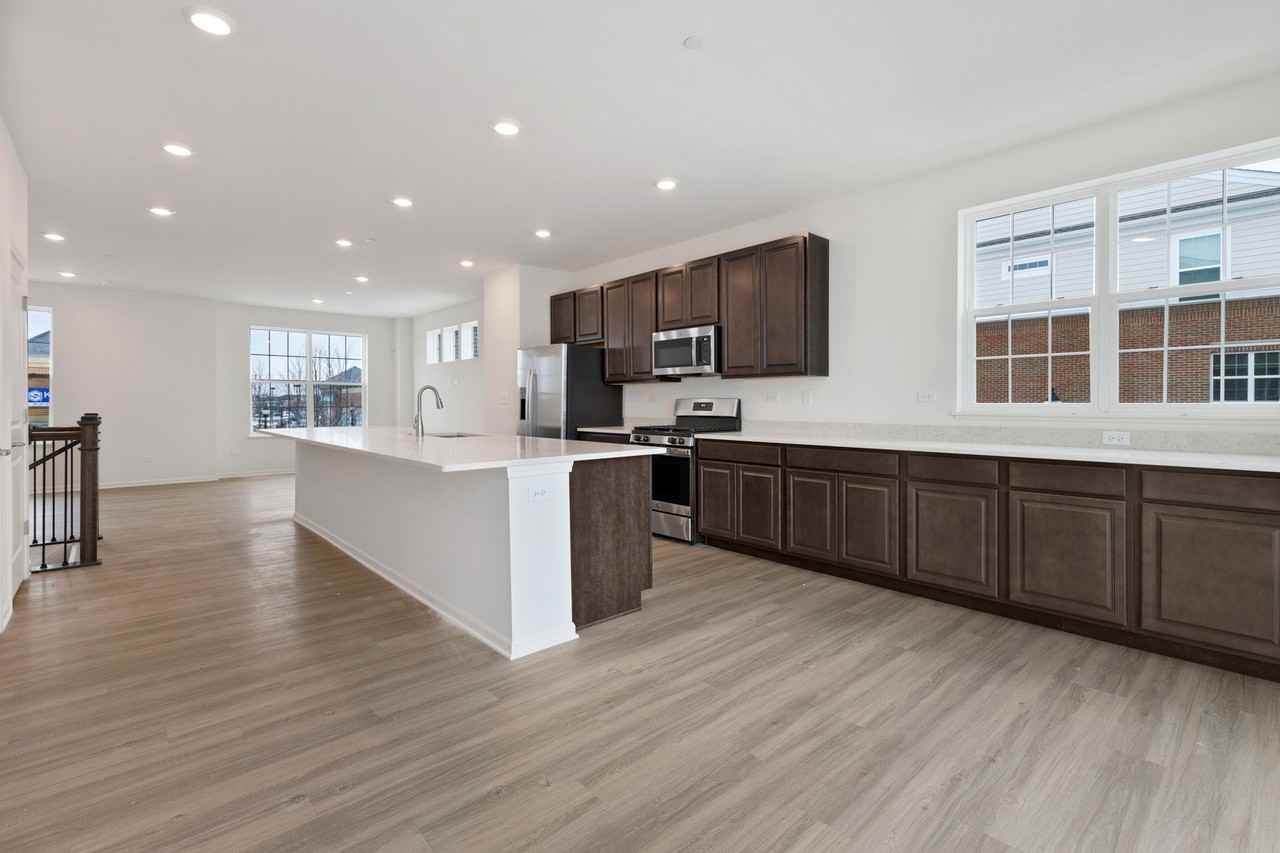 2929 Showplace Dr - Photo 4 of 16