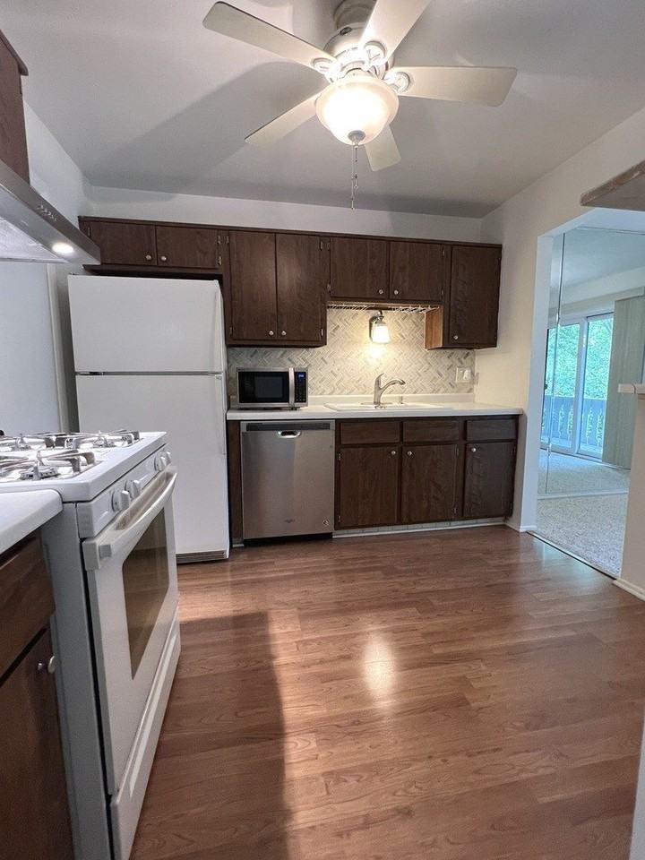 225 Deerpath Ct Unit C2 - Photo 7 of 18