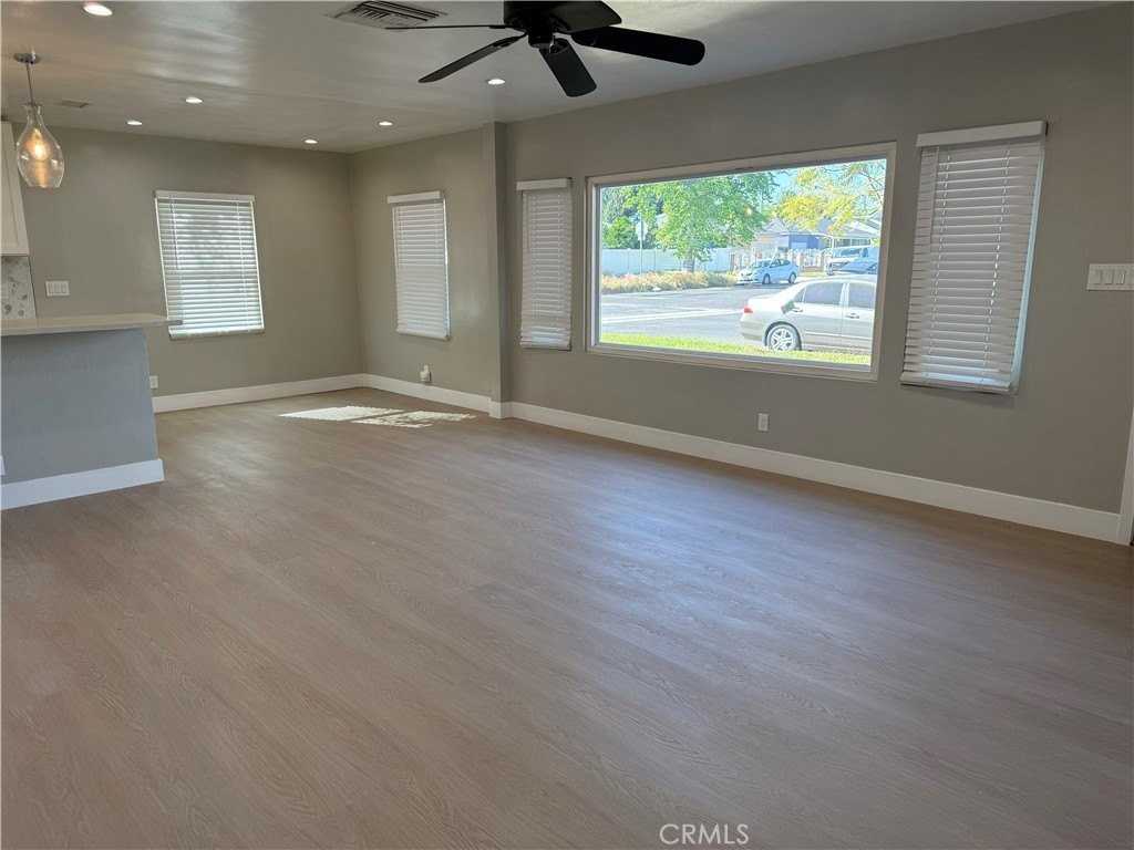 7358 Riverton Ave - Photo 5 of 21