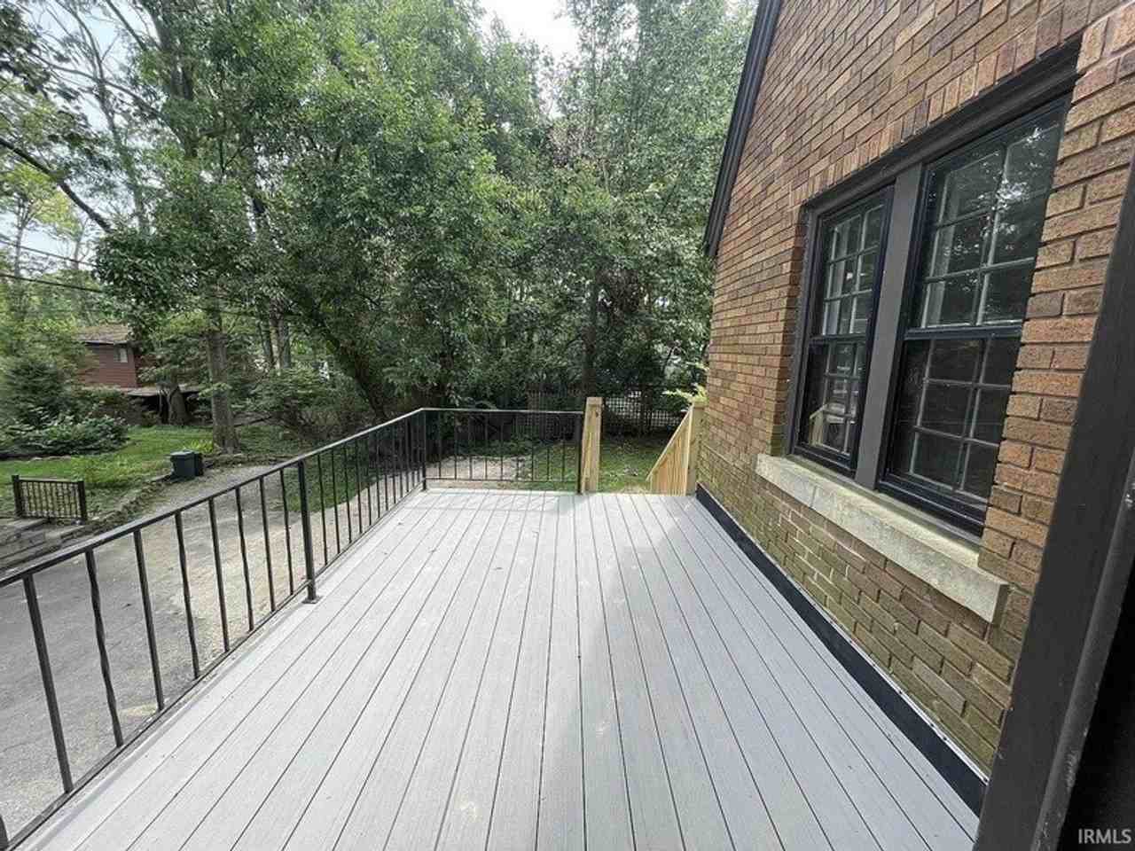611 S Eagleson Ave - Photo 2 of 36