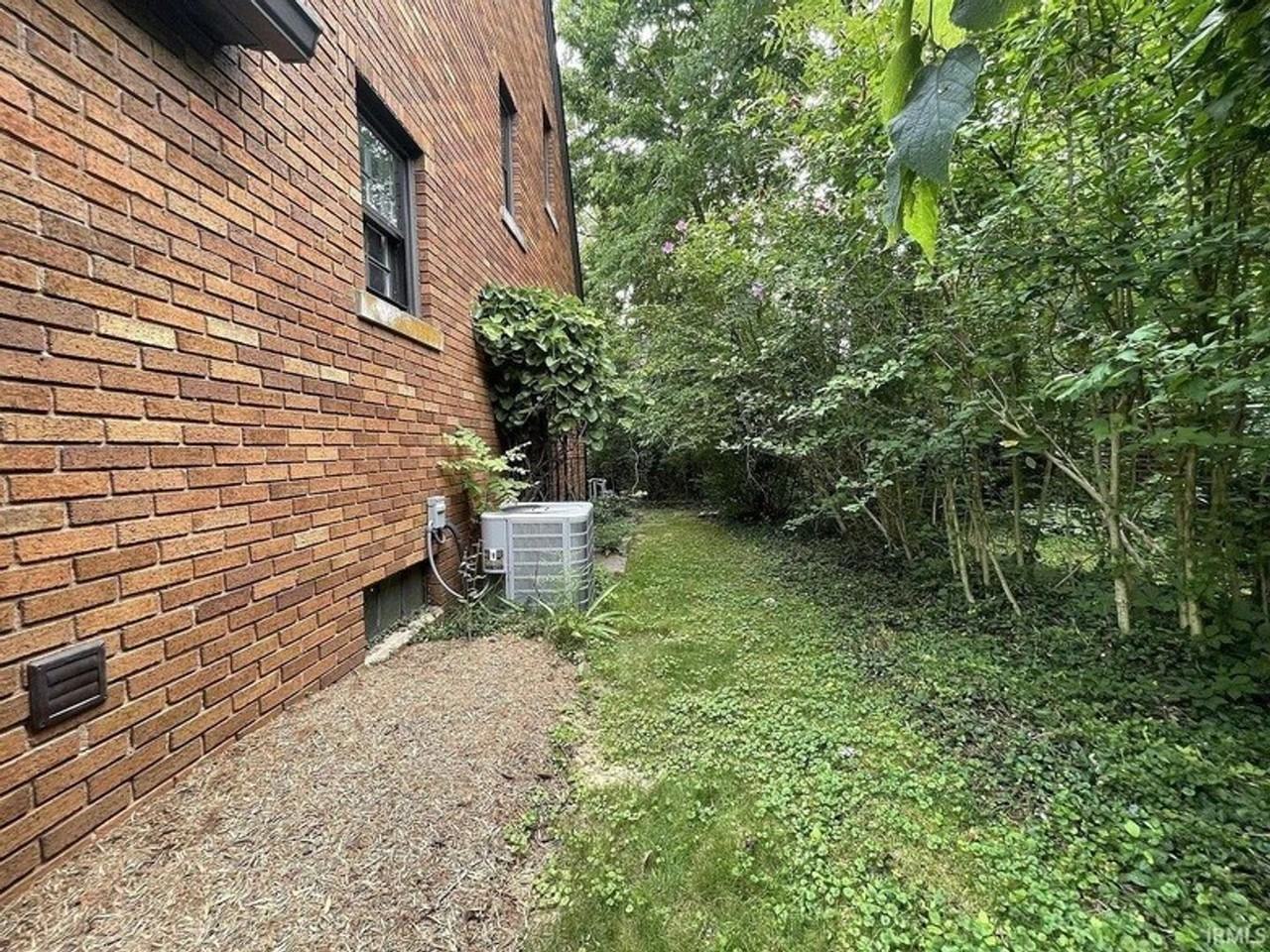 611 S Eagleson Ave - Photo 4 of 36