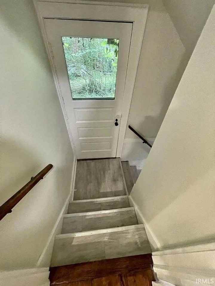 611 S Eagleson Ave - Photo 6 of 36