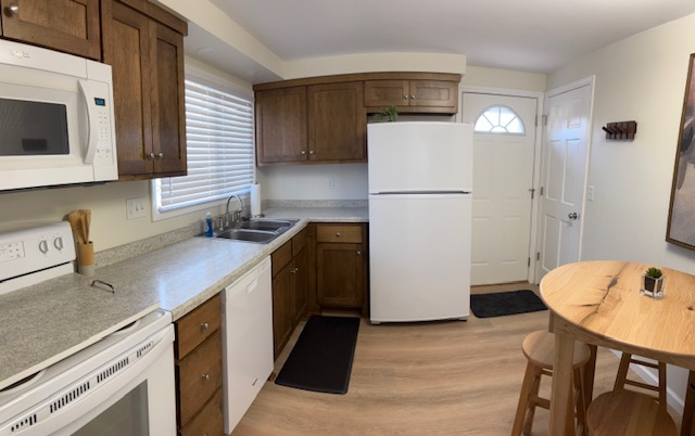 428 Laverne Dr - Photo 2 of 6