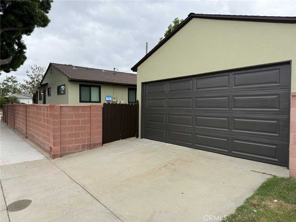 15328 Flatbush Ave - Photo 2 of 13