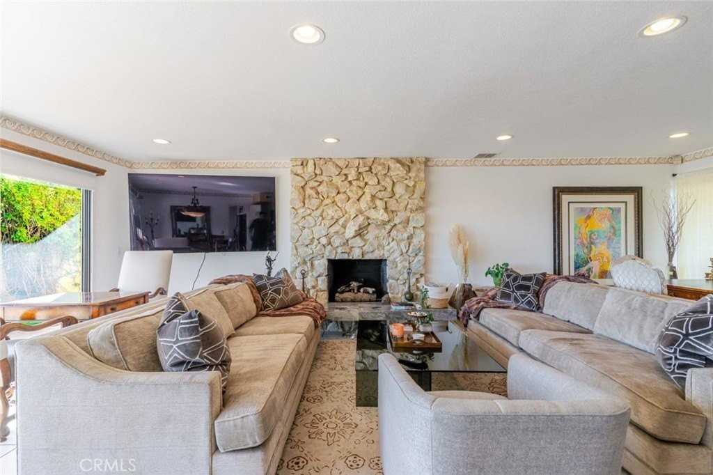 6022 Maury Ave - Photo 2 of 45