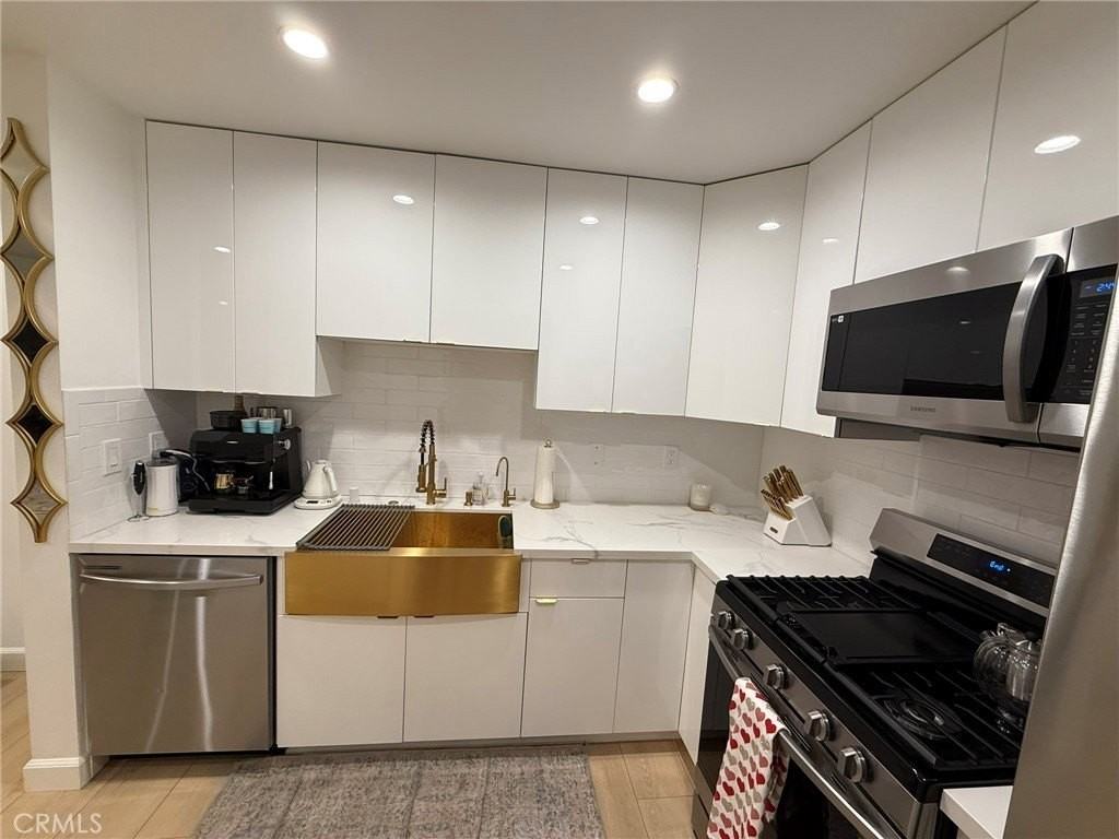 22139 Burbank Blvd - Photo 2 of 27