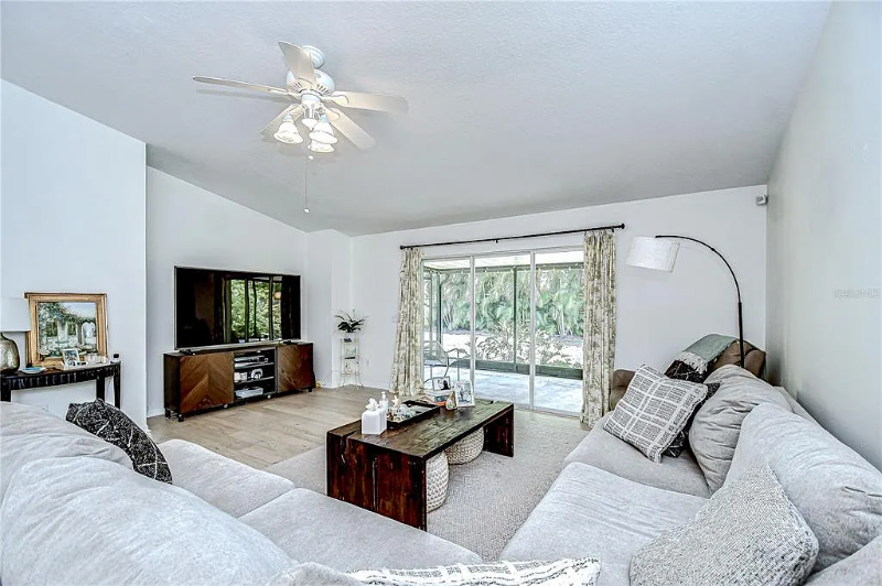 7107 Colonial Lake Dr - Photo 7 of 20