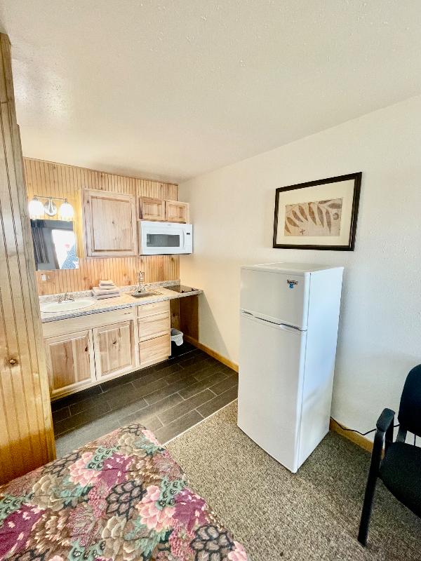 102 N Maple Ave - Photo 4 of 11