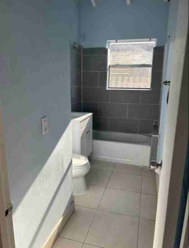 519 Nw 10th Ave #B - Photo 2 of 8