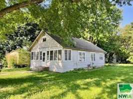 featured image of 122 N Walnut St