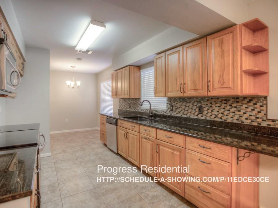 909 Sandywood Dr - Photo 3 of 11